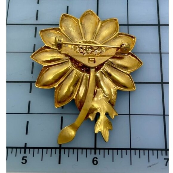 Daisy Flower Brooch Gold Tone with Faux Pearl White Enamel Petals and Green Leaf - Picture 2 of 3